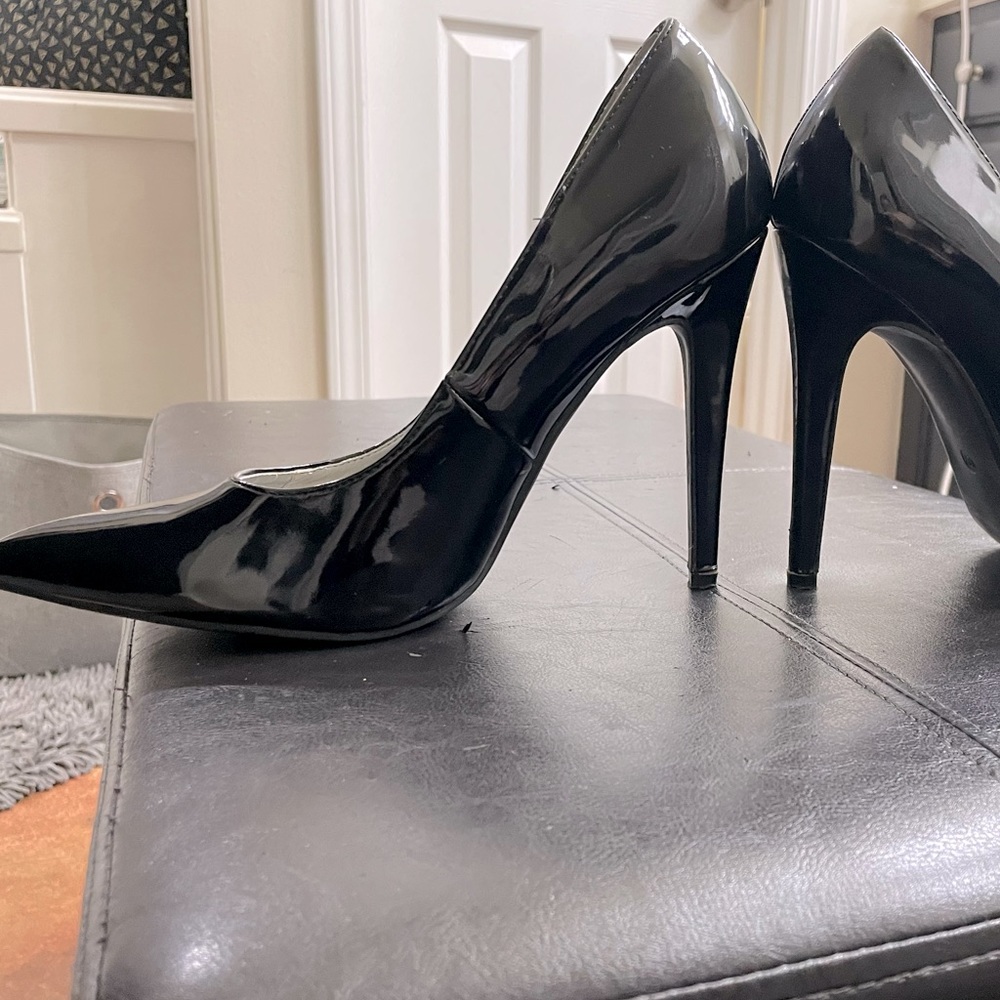 Hot Tomato black pumps